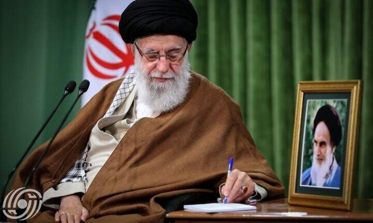 قائد الثورة يعين علي اكبر أحمديان وعلي شمخاني ممثلين له في مجلس الدفاع