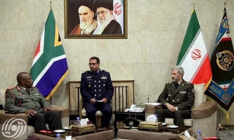 قائد الجيش الايراني وقائد قوات الدفاع الوطني في جنوب أفريقيا يؤكدان على إدانة جرائم الكيان الصهيوني