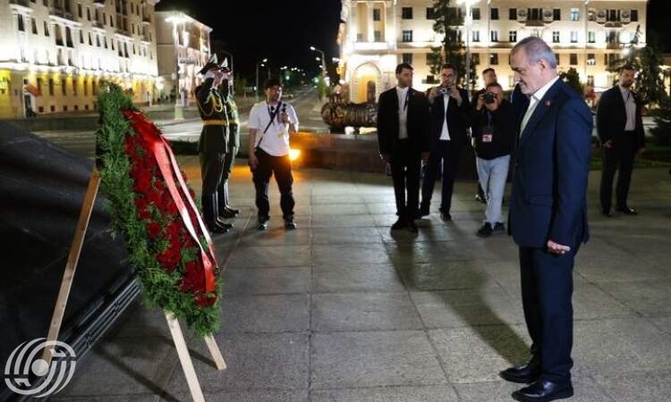 الرئيس الإيراني يزور النصب التذكاري لجندي الوطن في مينسك