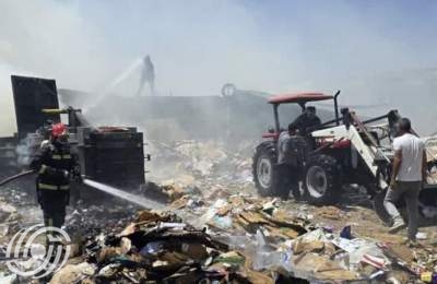 السيطرة على حريق هائل في مستودع للكرتون في شيراز