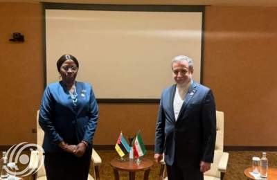 وزير الخارجية الايراني يلتقي وزيرة خارجية موزمبيق في كمبالا