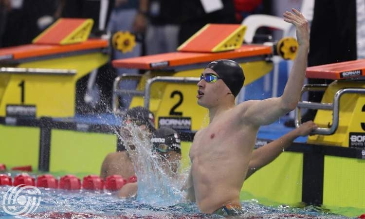 سباح إيراني يتقلد الميدالية الذهبية