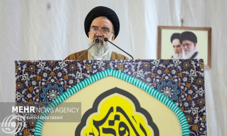 خطيب جمعة طهران: على الأجهزة الدبلوماسية مقاضاة الرئيس الامريكي في المحافل الدولية