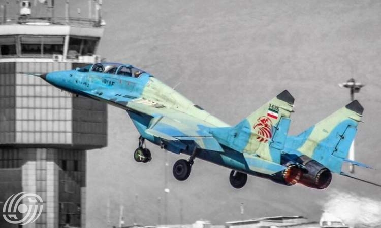 العلاقات العامة للقوات الجوية توضح تحليق طائرة مقاتلة محلية في سماء طهران